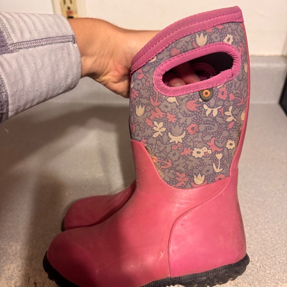 Stylish boots with a floral design. Easy pull-on handles. Durable and waterproof - Picture 1 of 8